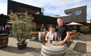 Markus und Conni Siegloch vor der neuen Vinothek an der Albertviller Straße.