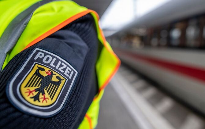 Der Zug fuhr ohne die Mutter weiter, als sie eine Zigarette rauchte. (Symbolbild)
