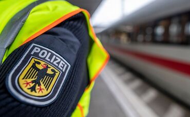 Der Zug fuhr ohne die Mutter weiter, als sie eine Zigarette rauchte. (Symbolbild)