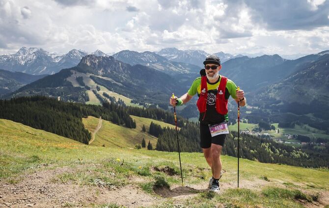 Für Ultraläufer Jürgen Weinrauch nicht nur bergab nützlich: mit Stöcken bergauf im Allgäu.