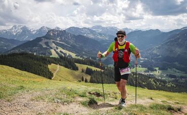 Für Ultraläufer Jürgen Weinrauch nicht nur bergab nützlich: mit Stöcken bergauf im Allgäu.
