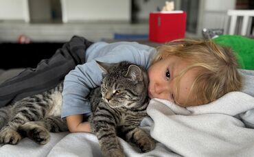 Der dreijährige Dean mit seinem Lucky. Die Katze wurde vor seinen Augen überfahren.