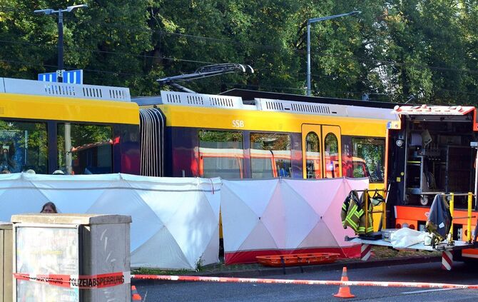 Person in Stuttgart von Stadtbahn erfasst