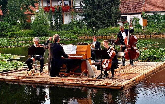 Die Stuttgarter Saloniker spielen am Freitag, 21. August, auf ihrem schwimmenden Musikfloß am Plüderhäuser Badesee.