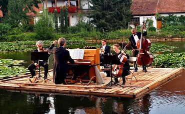 Die Stuttgarter Saloniker spielen am Freitag, 21. August, auf ihrem schwimmenden Musikfloß am Plüderhäuser Badesee.