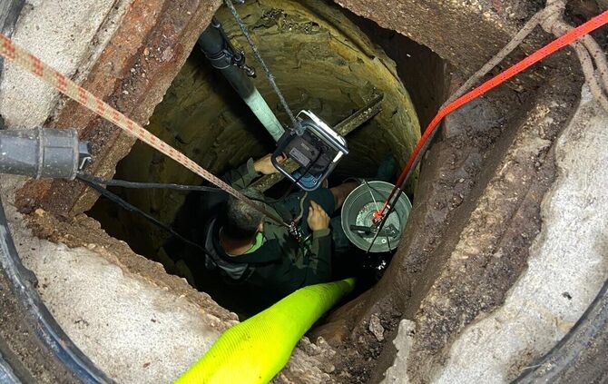 Die Pumptechnik wird im Brunnenschacht installiert.