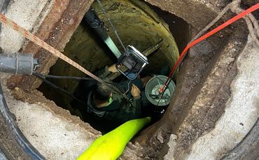 Die Pumptechnik wird im Brunnenschacht installiert.