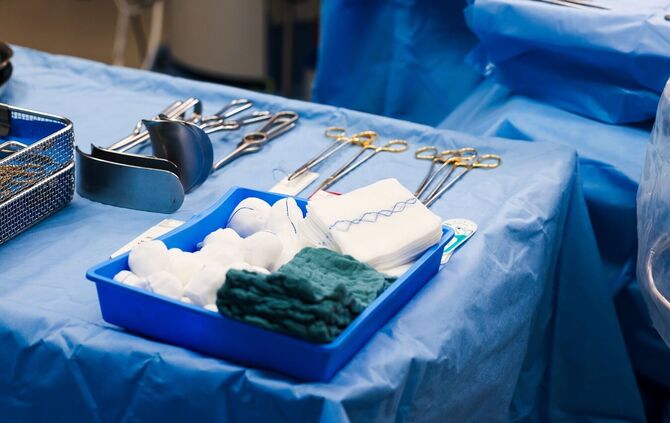 Ist nach der OP auch wieder alles raus aus dem Patienten? Immer wieder werden bei Operationen auch Gegenstände vergessen. (Symbo