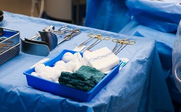 Ist nach der OP auch wieder alles raus aus dem Patienten? Immer wieder werden bei Operationen auch Gegenstände vergessen. (Symbo