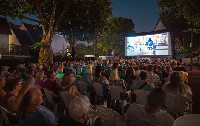 Besucher verfolgen eine Filmvorführung beim Waiblinger Sommernachtskino auf dem Elsbeth-und-Hermann-Zeller-Platz (Archivfoto).