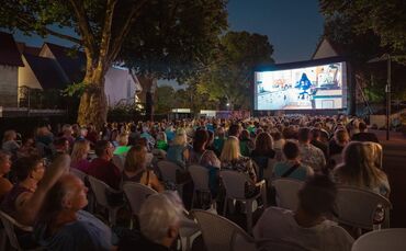 Besucher verfolgen eine Filmvorführung beim Waiblinger Sommernachtskino auf dem Elsbeth-und-Hermann-Zeller-Platz (Archivfoto).