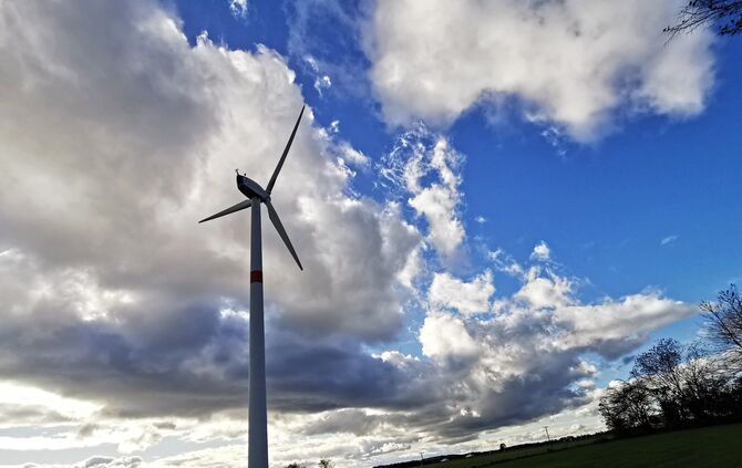 Das Windrad bei Welzheim steht weiter einsam in der Landschaft: Wann geht's mit dem Bau der drei neuen Anlagen weiter? (Archivbi