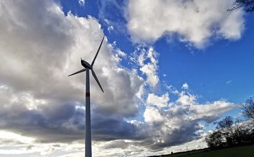 Das Windrad bei Welzheim steht weiter einsam in der Landschaft: Wann geht's mit dem Bau der drei neuen Anlagen weiter? (Archivbi