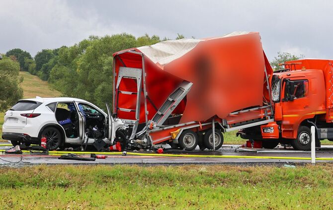 Das Auto stieß gegen den Anhänger, der dann auf den Lastwagen aufgeschoben wurde.