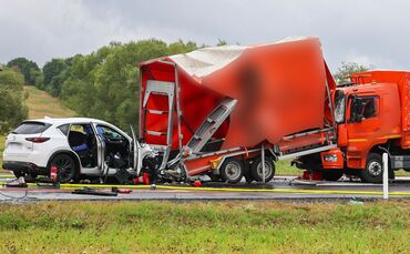 Das Auto stieß gegen den Anhänger, der dann auf den Lastwagen aufgeschoben wurde.