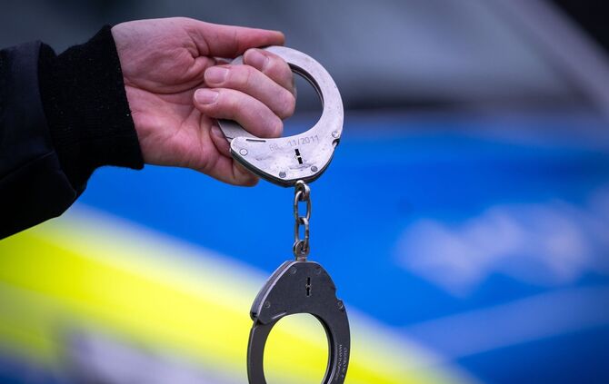 Die Polizei hat die Frau festgenommen. (Symbolbild)