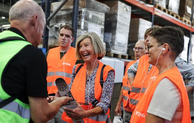 Ein ganz besonderes Design erhält die Führungsschiene zum 100-jährigen Bestehen der Firma Stihl. Gruppenführer Luigi Colosi erkl