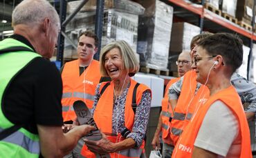 Ein ganz besonderes Design erhält die Führungsschiene zum 100-jährigen Bestehen der Firma Stihl. Gruppenführer Luigi Colosi erkl