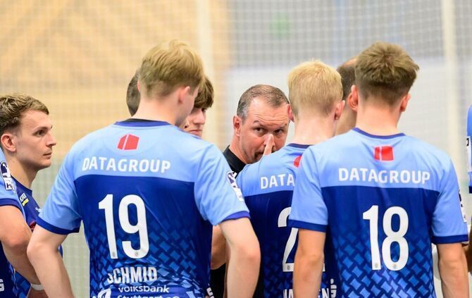 Der TVB-Trainer Misha Kaufmann schwört sein Team auf den Pokalgegner TSB Heilbronn-Horkheim ein.