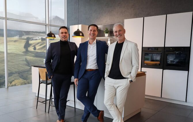 Die Geschäftsführung von HEM Küchen freut sich über das Jubiläum: Heiko Hiller (v. l.), Thomas Ernst und Gunter Schaaf.