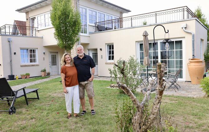 Mit markantem Obergeschoss: Susanne und Harry Ackermann vor ihren zwei Ferienwohnungen in Haubersbronn.