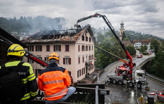 Das Dach musste nach dem Einsturz des Treppenhauses aufgerissen werden.
