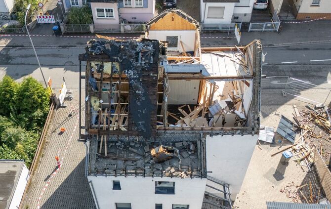 Im hessischen Solms wird nach einem Tornado weiter aufgeräumt.