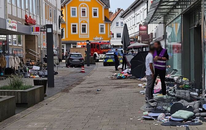 Auto rast durch Fußgängerzone
