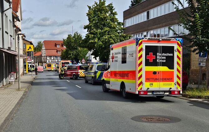 Auto rast durch Fußgängerzone