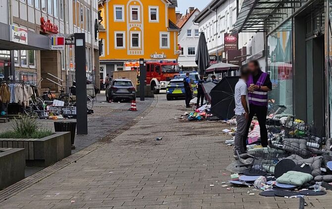 Das Auto fuhr laut Polizei mit hoher Geschwindigkeit durch die Fußgängerzone. ---/HessenNewsTV/dpa