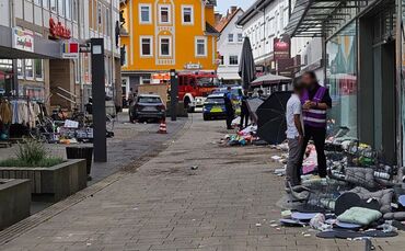 Das Auto fuhr laut Polizei mit hoher Geschwindigkeit durch die Fußgängerzone. ---/HessenNewsTV/dpa