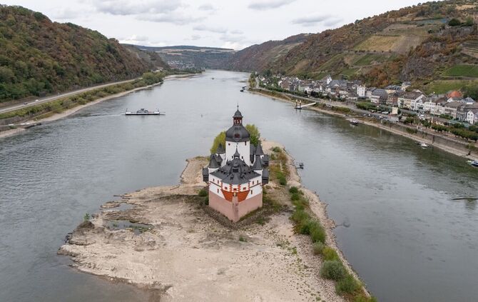 Dank der langsam steigenden Rheinpegel können vielfach die Fähren wieder verkehren - so wie hier in Kaub in Rheinand-Pfalz.