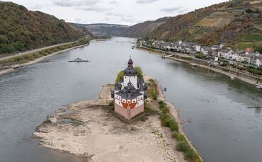 Dank der langsam steigenden Rheinpegel können vielfach die Fähren wieder verkehren - so wie hier in Kaub in Rheinand-Pfalz.