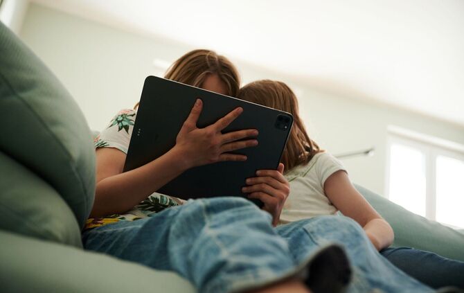 Kinder mit Tablet