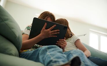 Kinder mit Tablet