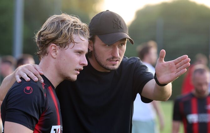 Am Ende der vergangenen Saison wurde es im Abstiegskampf unverhofft knapp für den TSV Schwaikheim um Trainer Michael Will (recht