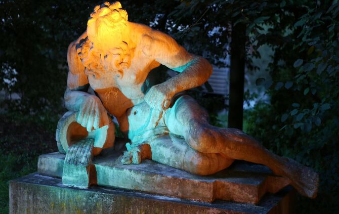 Remsus, der steinerne Flussgott, führt im Röhm-Areal ein Schattendasein.