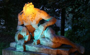 Remsus, der steinerne Flussgott, führt im Röhm-Areal ein Schattendasein.