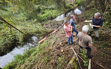 Technische Lösung gegen zu starken Wasserstau durch Biberdamm. Von links: Ralph Hägele, Bauamt Welzheim, Markus Wegst und Uwe Hi
