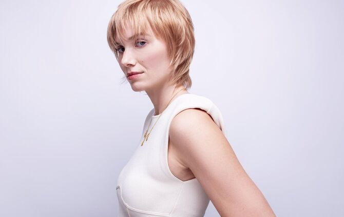 Eine Trendfrisur des Sommers 2026 ist der "Mixie", eine Mischung aus Mullet und Pixie.