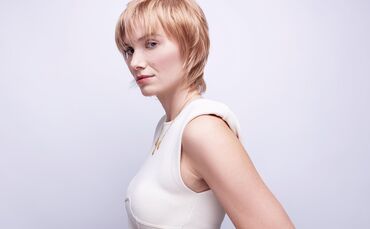 Eine Trendfrisur des Sommers 2026 ist der "Mixie", eine Mischung aus Mullet und Pixie.