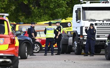Ein Angreifer hat an der Schule mit einem Schwert mindestens zwei Menschen schwer verletzt.