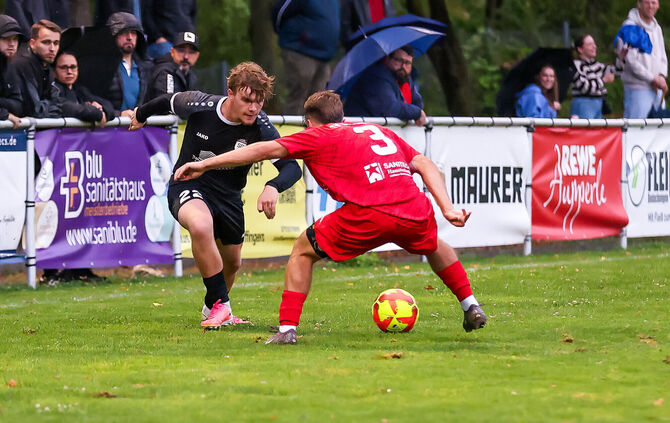 Starker Auftritt von der SG Schorndorf und Flügelspieler Paul Conradi (in Schwarz): Die Oeffinger Defensive um Linksverteidiger