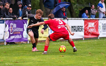 Starker Auftritt von der SG Schorndorf und Flügelspieler Paul Conradi (in Schwarz): Die Oeffinger Defensive um Linksverteidiger
