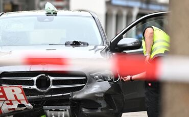 Auto rast durch Fußgängerzone
