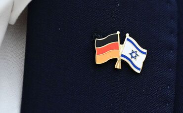 Anstecknadel mit Fahnen von Deutschland und Israel