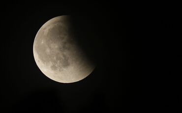 Der Mond wird sich verfinstern. (Archivbild)