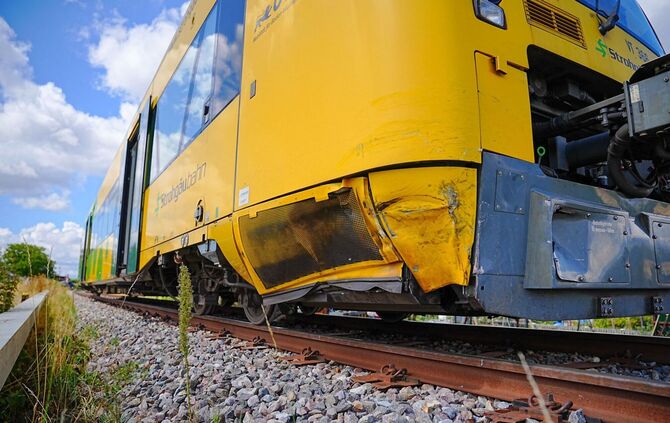 Auto stößt mit Zug zusammen – Bahnstrecke gesperrt