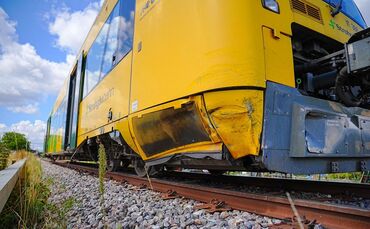 Auto stößt mit Zug zusammen – Bahnstrecke gesperrt