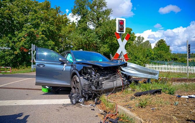 Auto stößt mit Zug zusammen – Bahnstrecke gesperrt